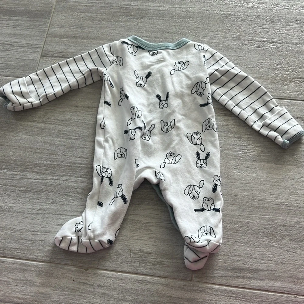 Carter’s Newborn 0M white pajamas babies football & puppies snap closure